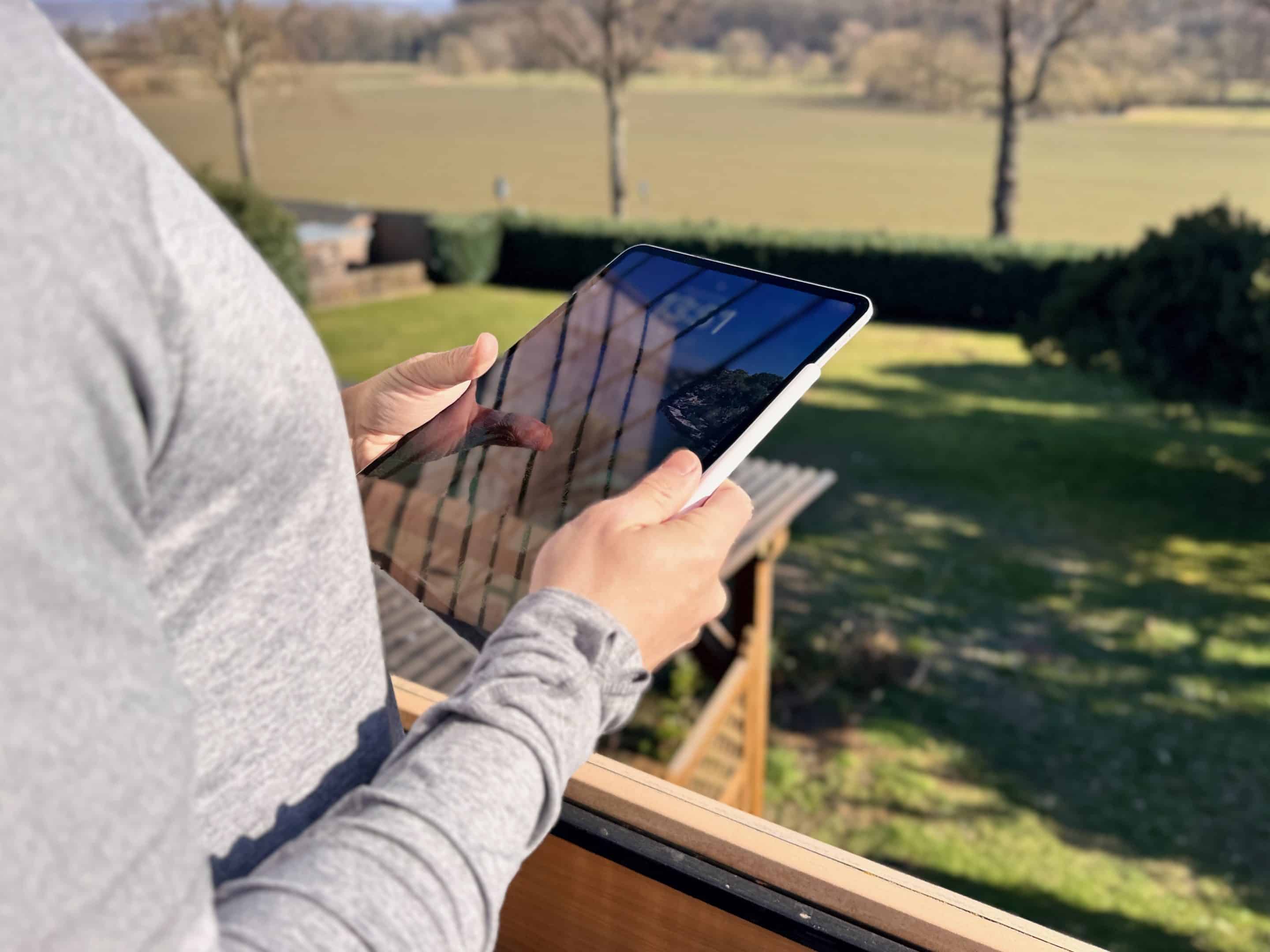 Sascha Tegtmeyer arbeitet mit einem iPad im Garten