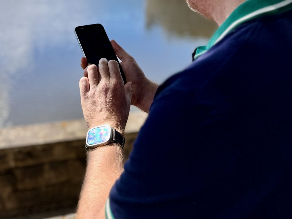 Der große Vorteil von Threads liegt auf der Hand – anstatt aufwändig Reels zu produzieren, kannst du mal eben schnell von unterwegs einen kurzen Post absetzen. Das bietet viele Vorteile – etwa durch die höhere Postfrequenz bekommst du schnell wertvolle Informationen, was deine Zielgruppe anspricht – der Lerneffekt ist viel höher.