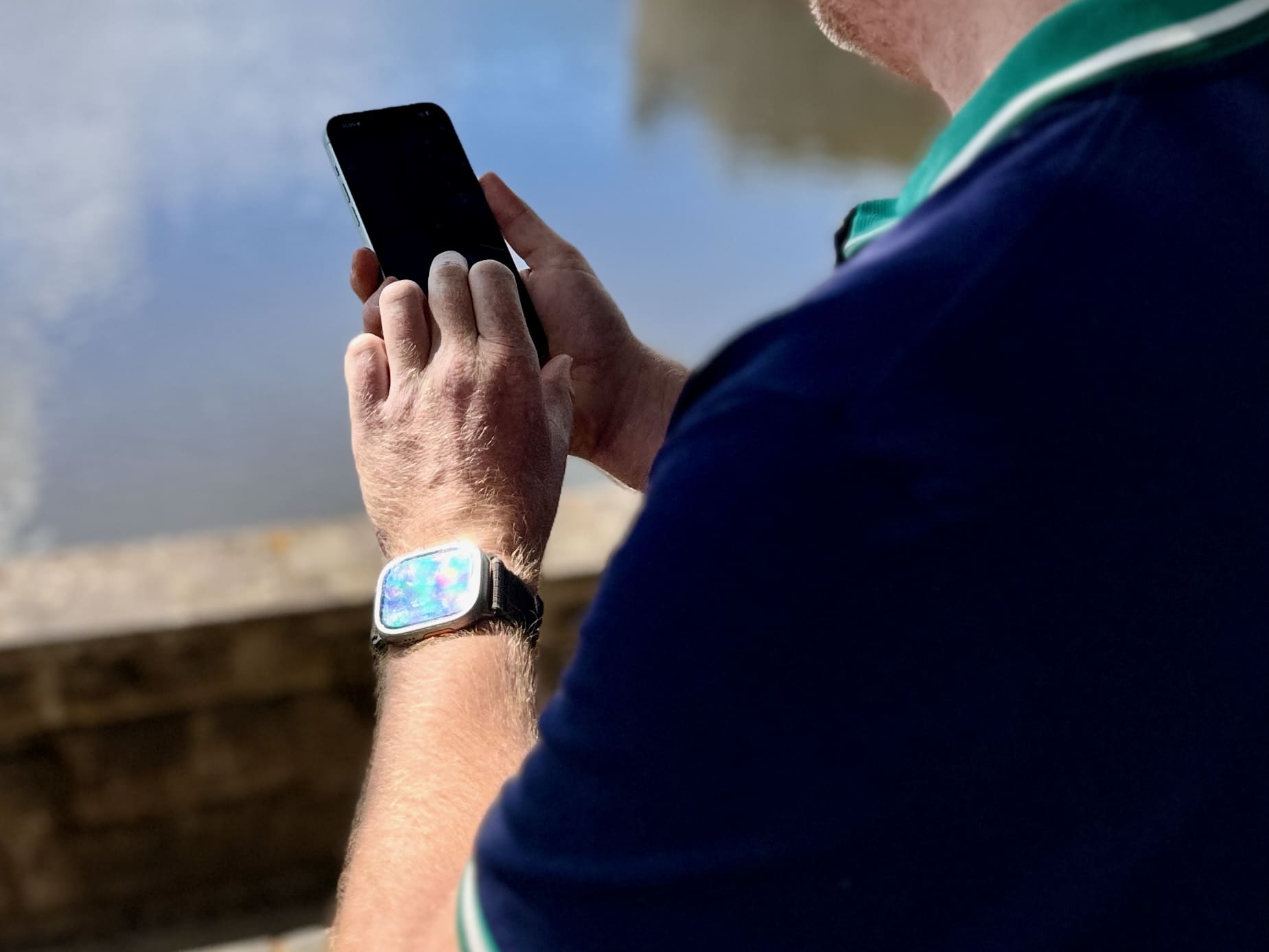 Sascha Tegtmeyer nutzt sein Smartphone bei einer Recherche