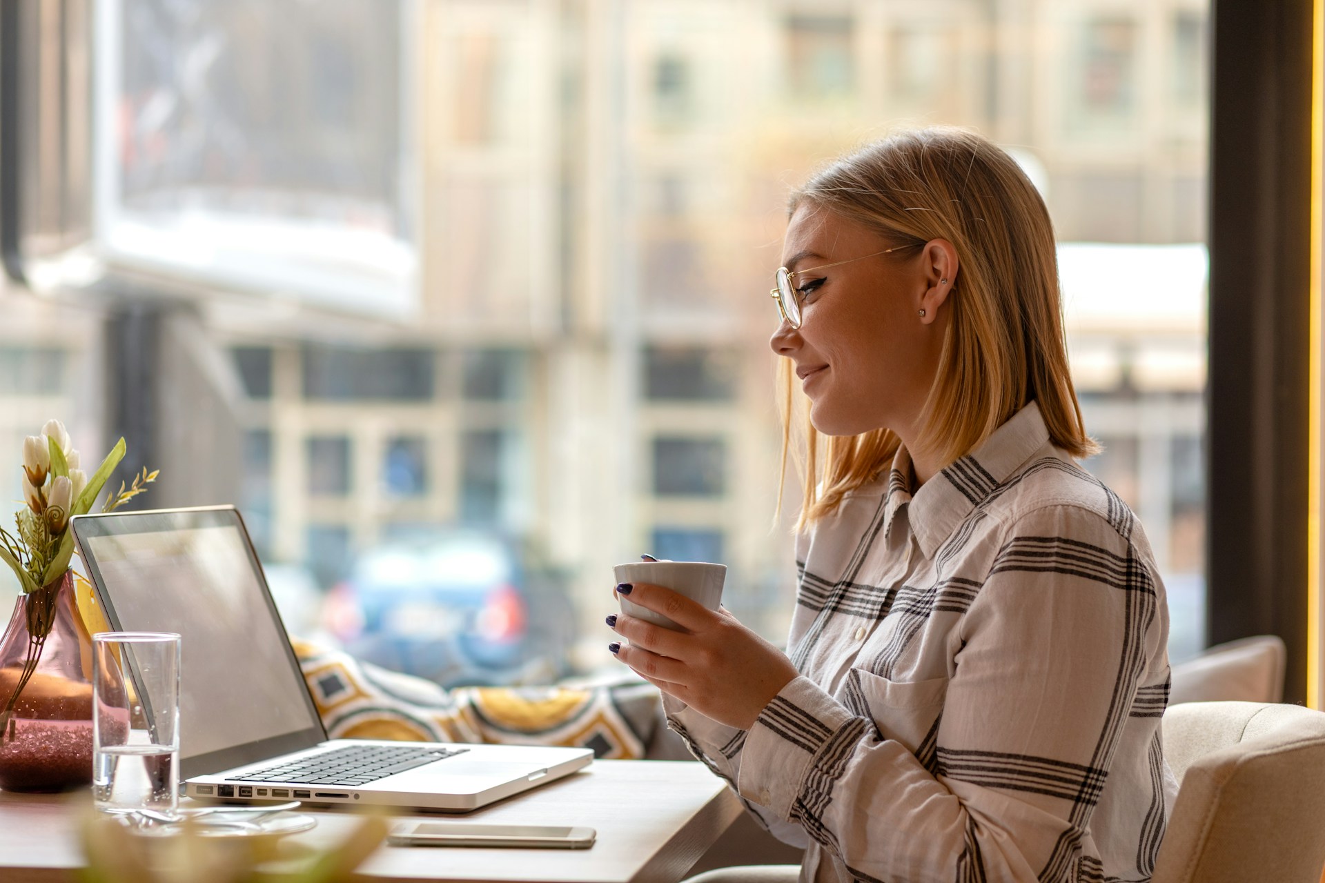 Schluss mit planlosem Schreiben! Lerne, wie du mit dem Klarheits-Kompass in 15 Minuten einen Content-Plan erstellst, der einzigartig & wirkungsvoll ist.