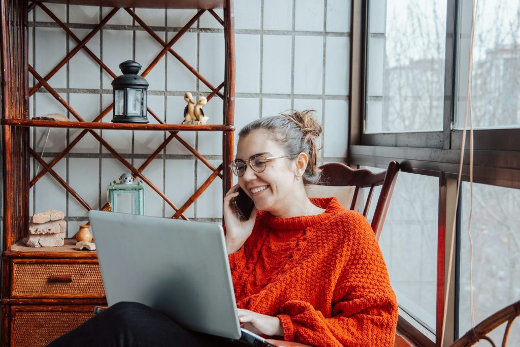 Ans Telefon klemmen und mit einem Experten telefonieren – sowas macht bisher kaum ein Content-Creator. Aber genau solche Aktionen bringen besonderen Content hervor.
Die Journalisten-Methode – einzigartiger Content gegen KI-Einheitsbrei