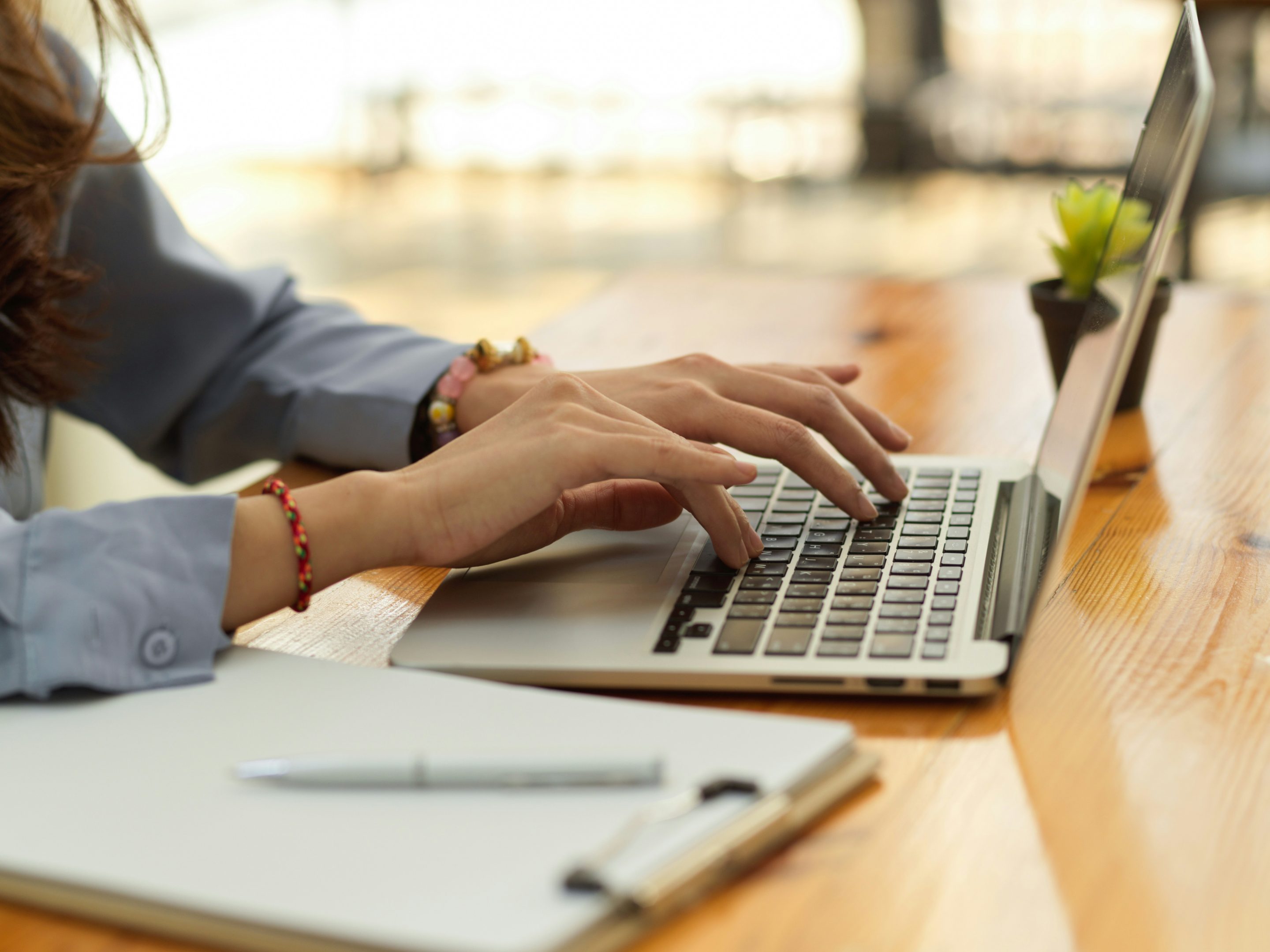 Eine Frau sitzt an einem Computer und tippt. Die größte Gefahr der KI ist nicht, dass sie uns ersetzt, sondern dass wir ihr freiwillig die Führung überlassen. Ein Weckruf für digitale Souveränität und Kreativität.