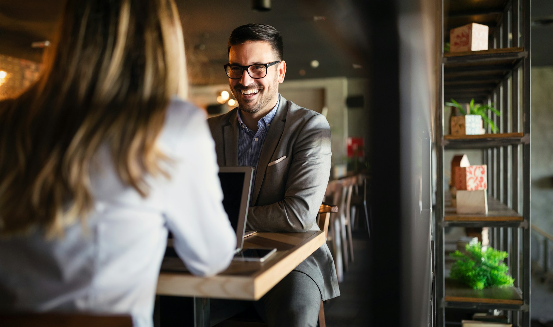 Hebe dich von KI-Content ab! Lerne die Journalisten-Methode, um echte Inhalte mit Tiefe & Mehrwert zu erstellen – für Unternehmer & Creators!