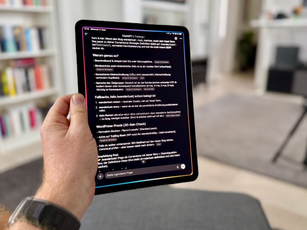 Das iPad Air ist mein Gerät zum Ideen sammeln, Diktieren und für die Rohfassungen meines Contents. Die Kombination aus Apple Intelligence, ChatGPT und der von mir entwickelten Journalisten-Methode helfen mir massiv bei der Arbeit. Foto: Sascha Tegtmeyer