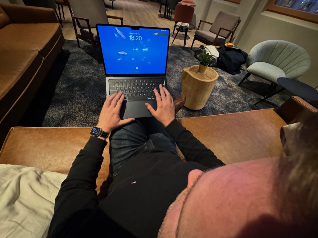 Ab und zu mal die Umgebung wechseln – da kann man sich auch mal in einer schönen Lounge niederlassen. Apple Workflow Journalismus Arbeiten mit MacBook Pro iPhone Pro iPad Pro1