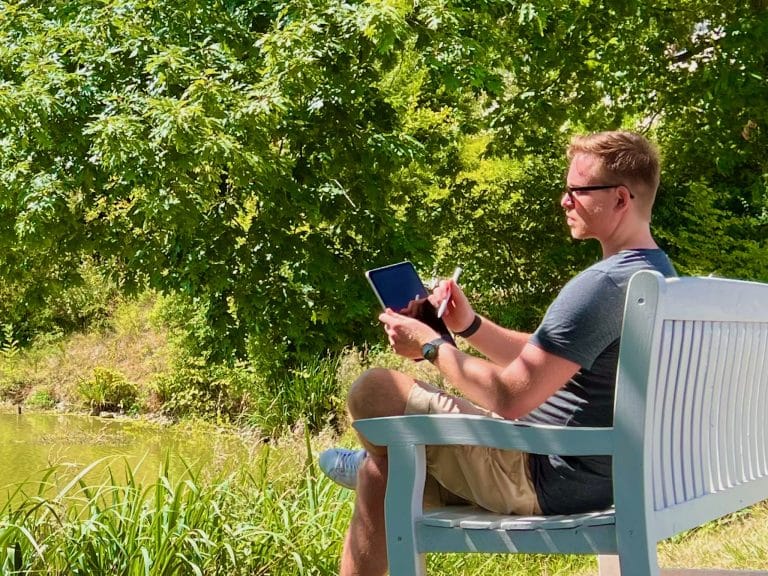 Sascha Tegtmeyer erfasst im Freien einen Gedanken mit dem Smartphone.