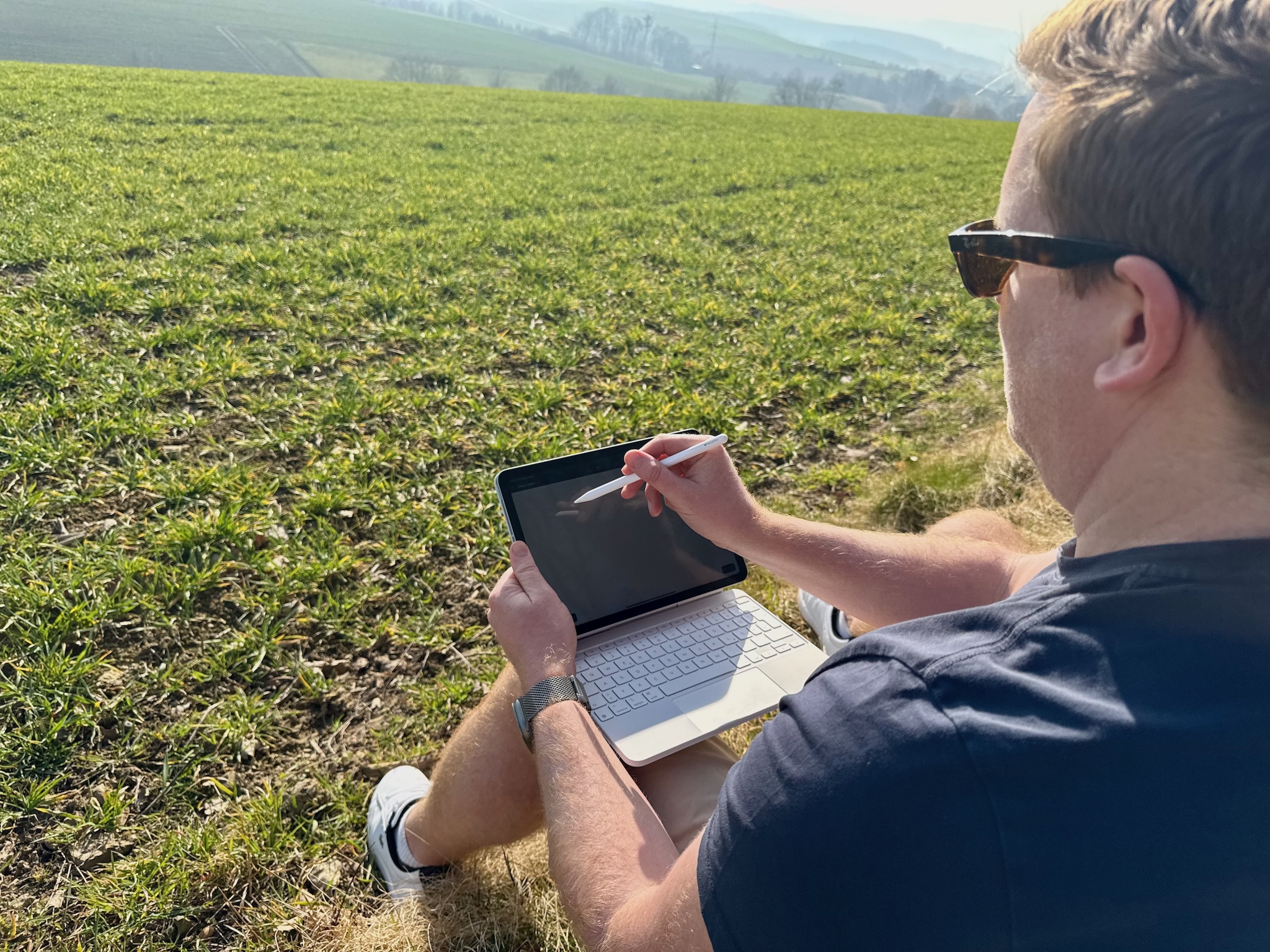 Sascha Tegtmeyer arbeitet im Freien mit iPad und Apple Pencil