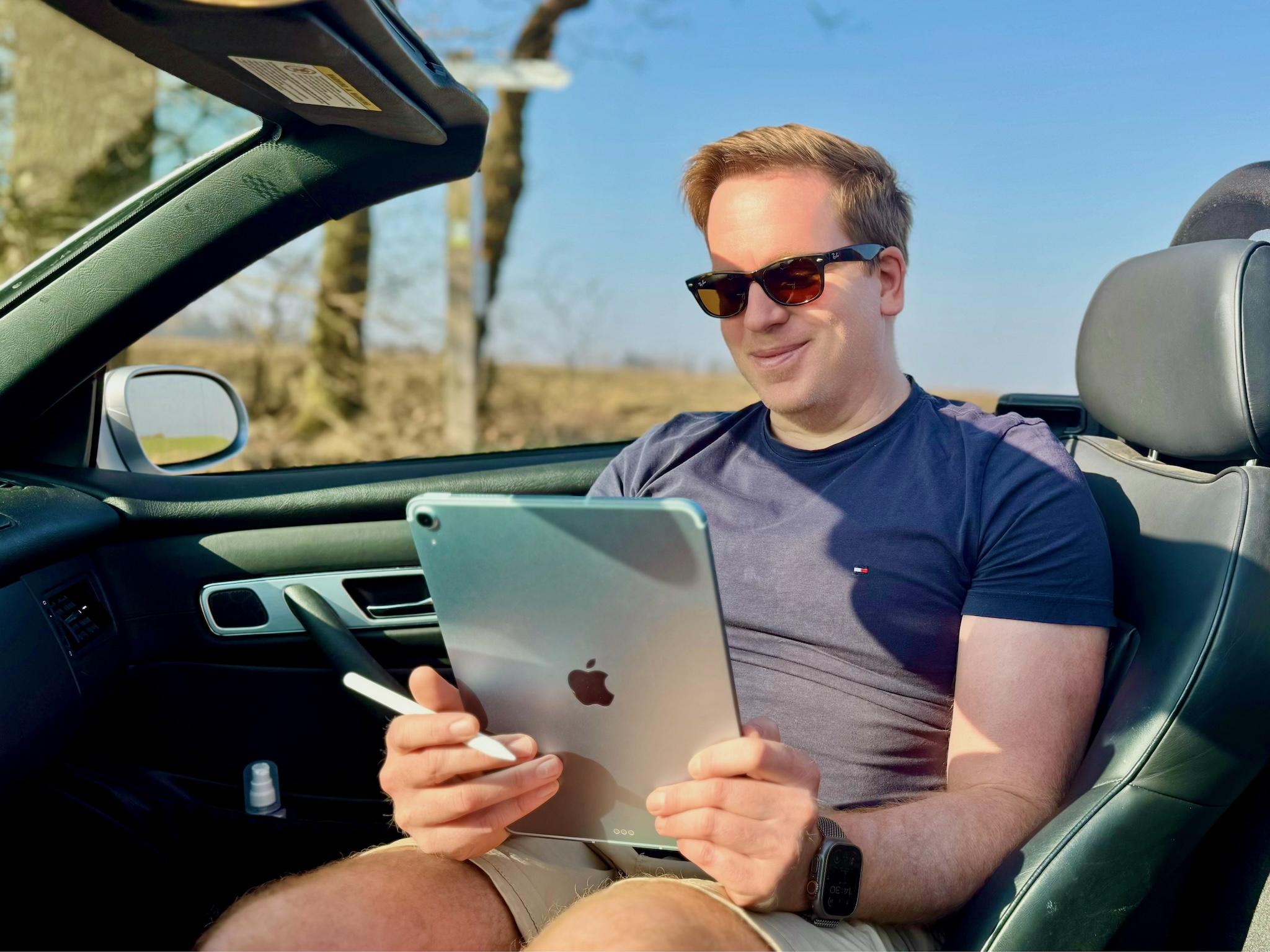 Sascha Tegtmeyer arbeitet unterwegs mit einem iPad