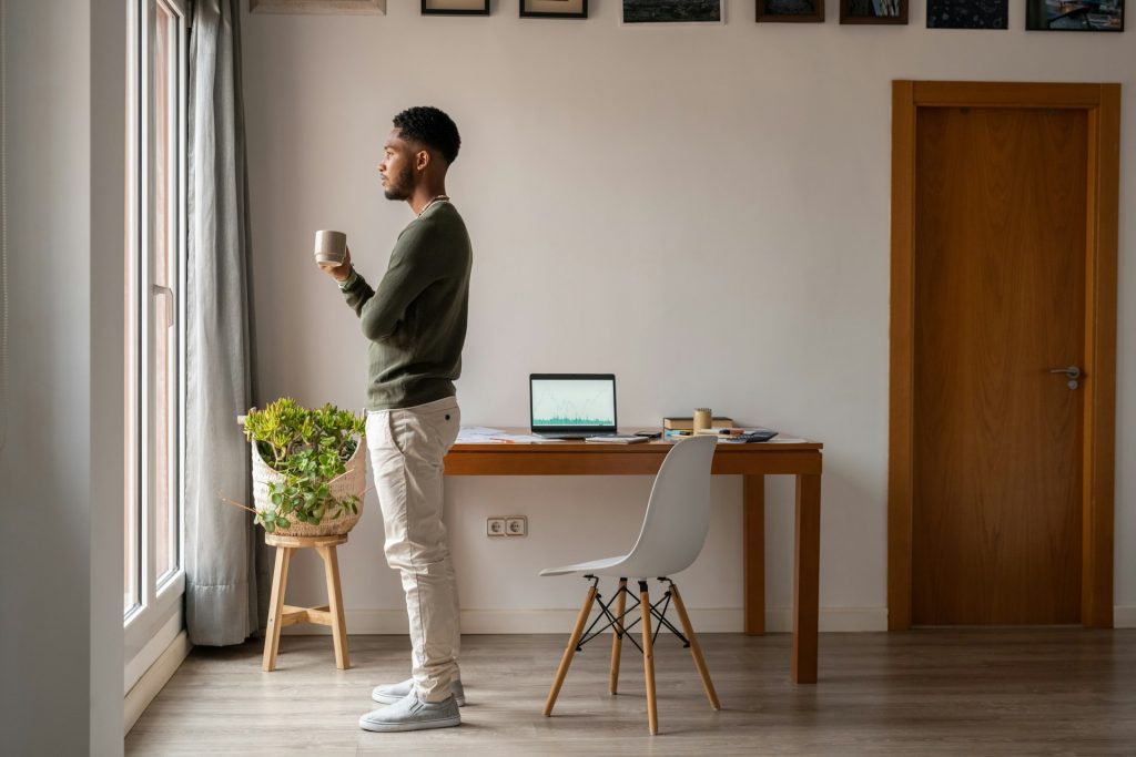 Viele Ambiverts berichten von schneller Überstimulation: Geräusche, Gerüche, Menschenmengen. Hochsensibilität (SPS) erklärt das gut – ist aber kein Synonym für Introversion. Ein Teil der Hochsensiblen ist extravertiert.