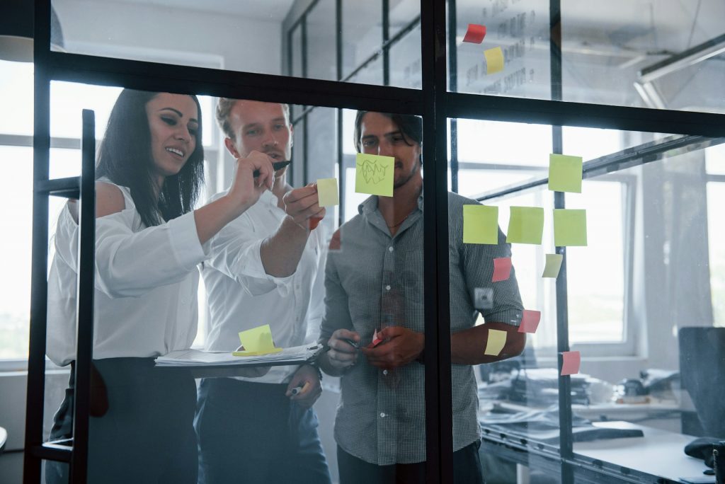 Die Arbeitsatmosphäre im Büro kann Verbindungen schaffen und Produktivität fördern. Das kommt aber ganz auf die Aufgabe an, an der du arbeitest.