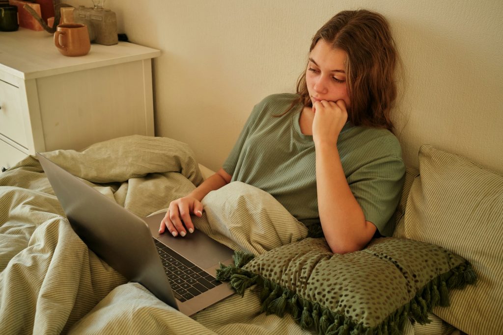 Rückzug, um konzentriert zu arbeiten – als Ambivertierter kenne ich beides: Phasen, in denen ich mich Wochenlang zurückziehe, um mein nächstes Buch zu schreiben. Und Zeiten, in denen ich froh und frei auf Veranstaltungen gehe, Business Calls habe und voller Lebenslust mit Menschen rede.
