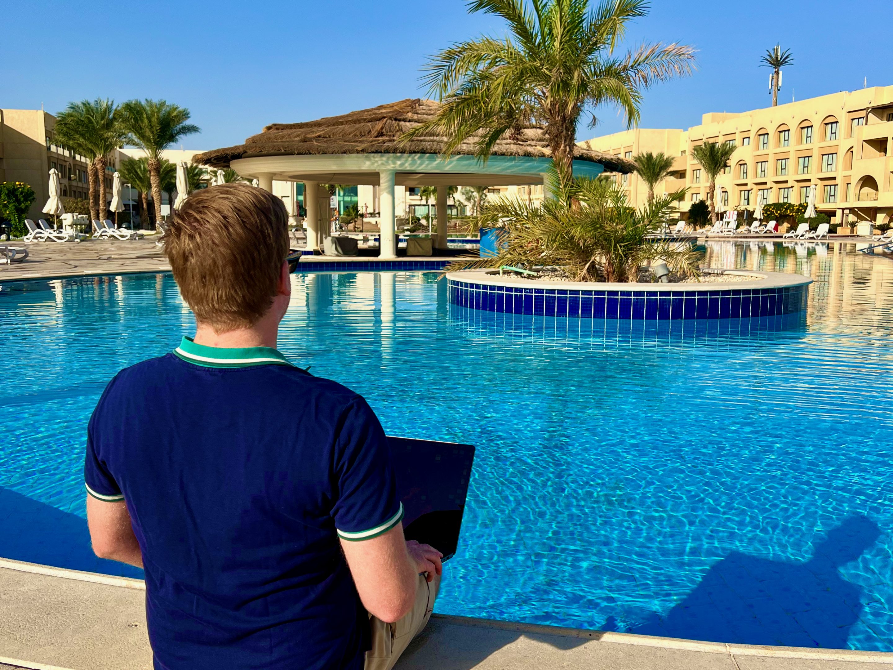 Schluss mit dem Streit um Remote vs. Büro. Erfahre, wie du mit dem „Ort folgt Aufgabe“-Prinzip und Deep Work deinen Output verdreifachst – mit System.