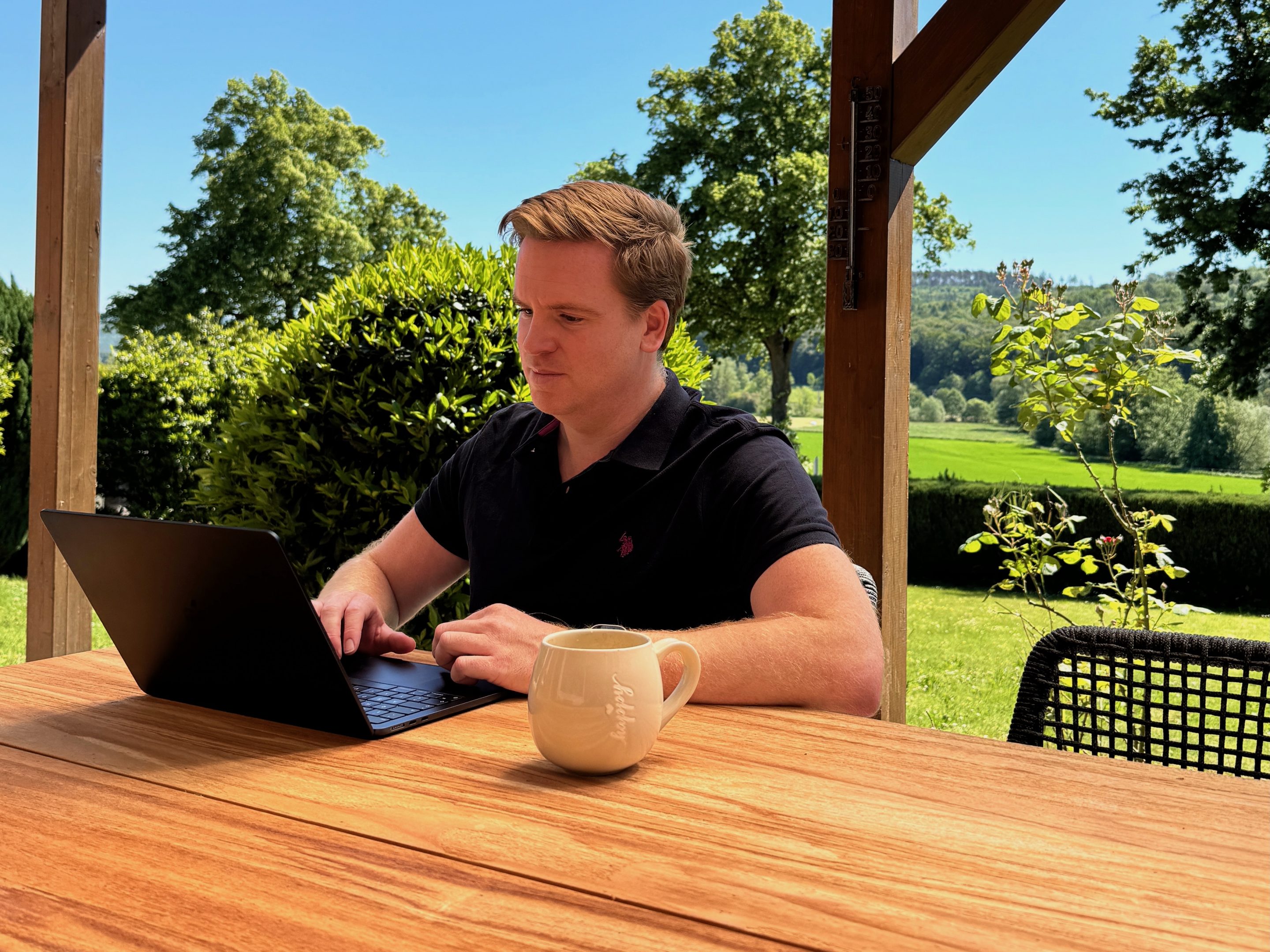 Erfahre, wie ich als Journalist MacBook Pro, iPhone & Co. nutze. Ein Einblick in meinen Apple-Workflow für mehr Produktivität und kreative Freiheit.