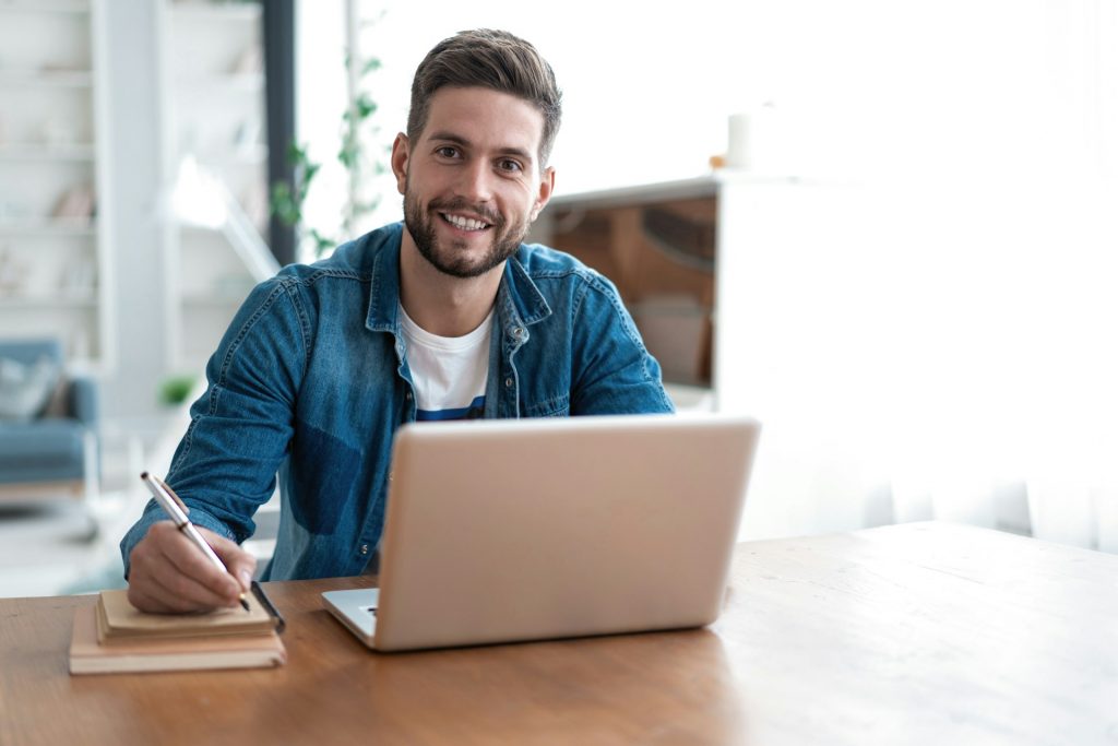 Ein Mann sitzt vor seinem Laptop an einem Tisch und schreibt auf einen Notizblock. Er guckt dabei hoffnungsvoll in die Kamera.
Stille Experten können ohne Probleme ihre Expertise nach außen tragen, ohne zu einem Marktschreier zu werden.