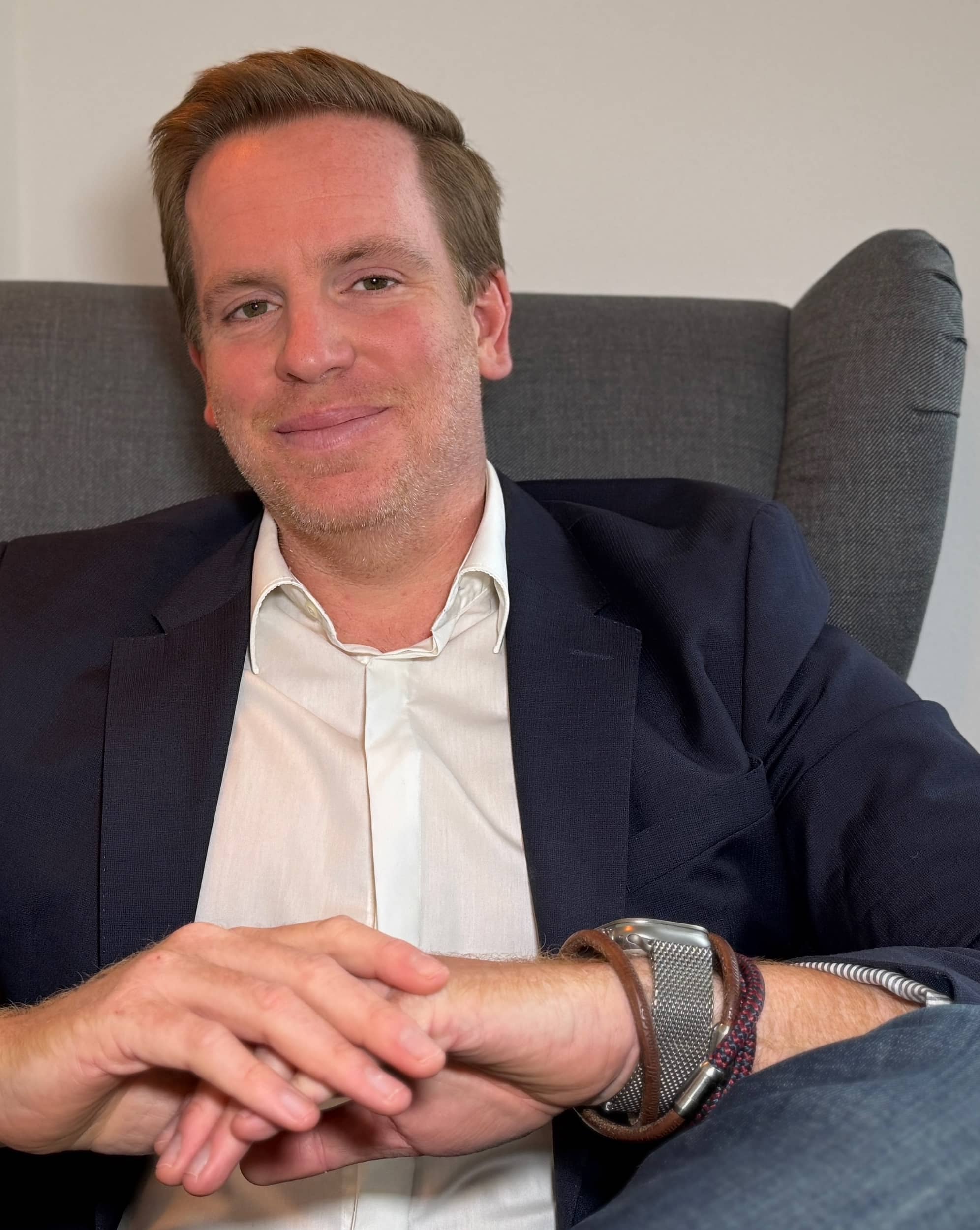 Sascha Tegtmeyer denkt über eine geschäftliche Entscheidung nach