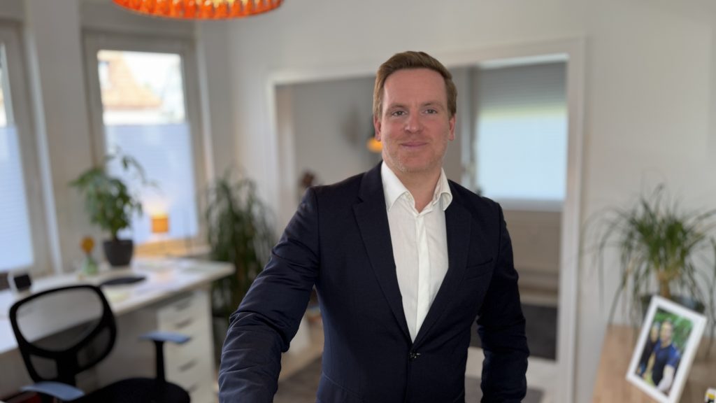 Sascha Tegtmeyer in seinem Homeoffice in Hameln