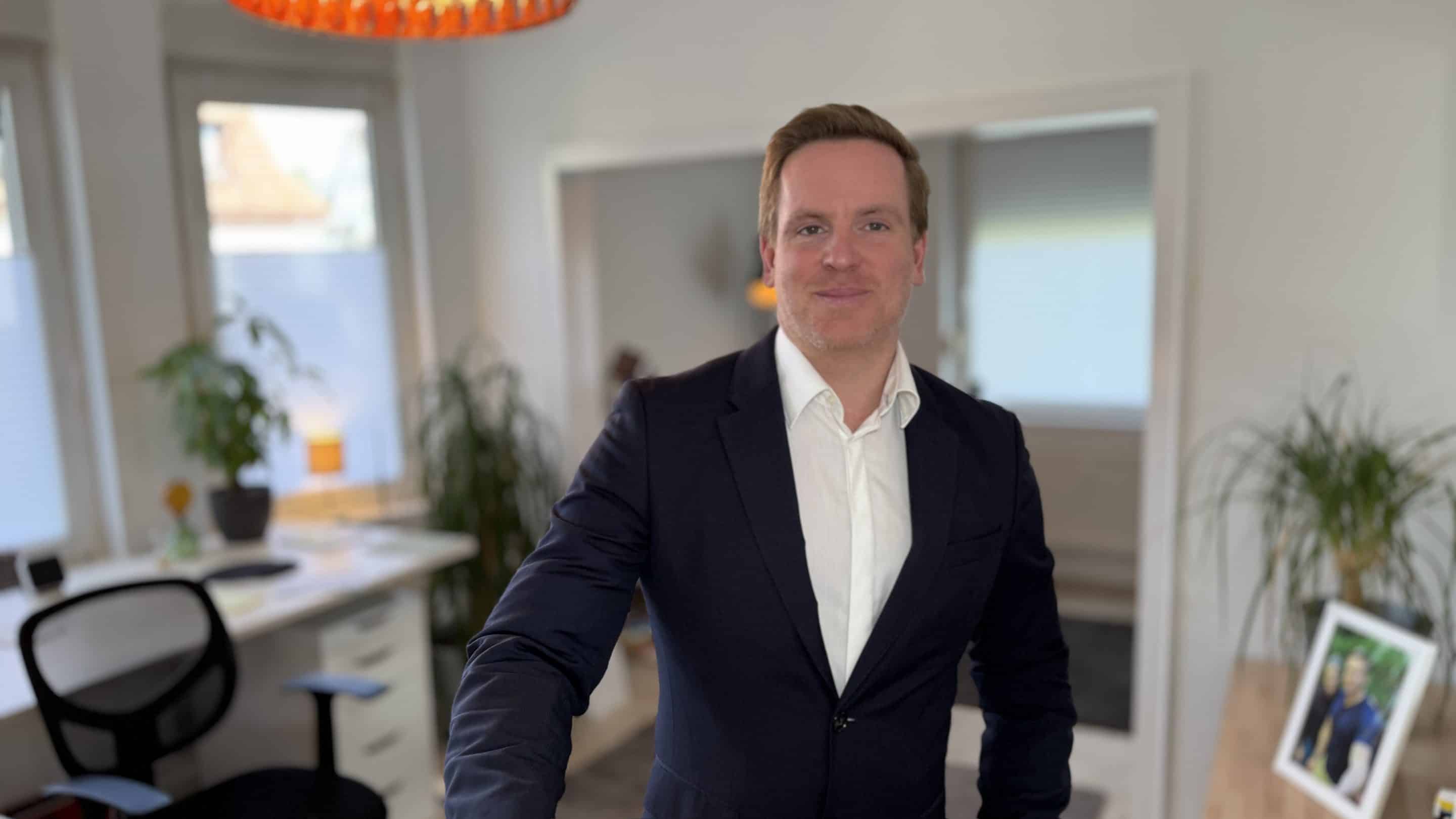 Sascha Tegtmeyer in seinem Büro in Hameln
