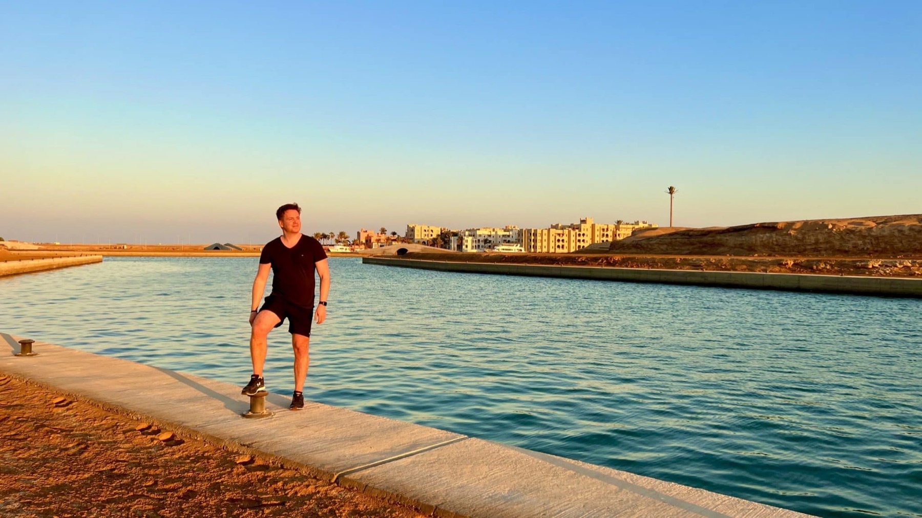 Sascha Tegtmeyer in Laufkleidung am Ufer des Roten Meeres