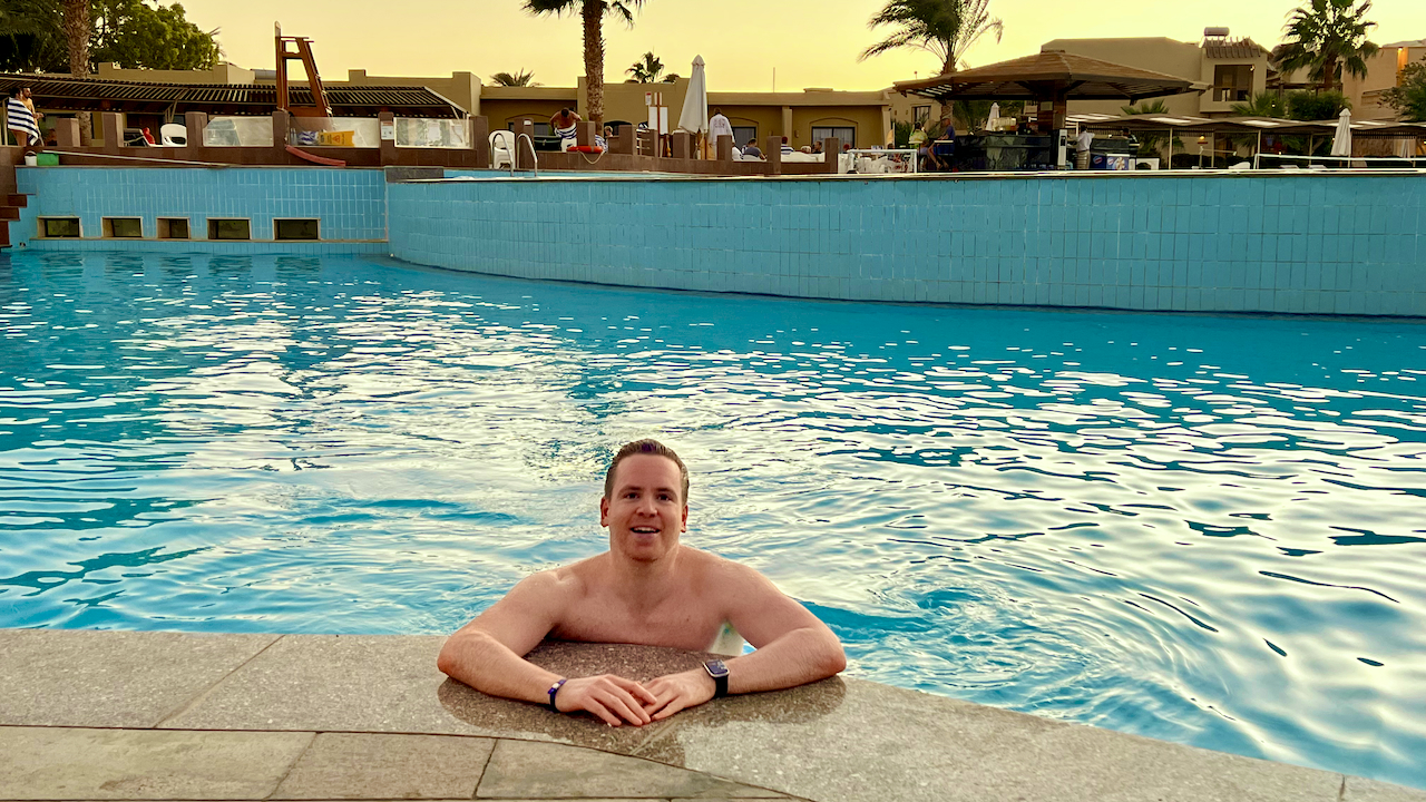 Sascha Tobias Tegtmeyer Sascha Tegtmeyer lächelt im Pool des Three Corners Fayrouz Plaza Beach Resort