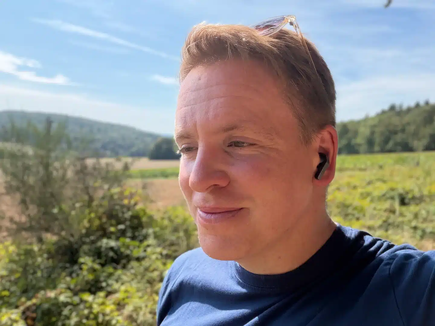 Sascha Tegtmeyer trägt einen Galaxy Buds4 Pro Ohrhörer draußen