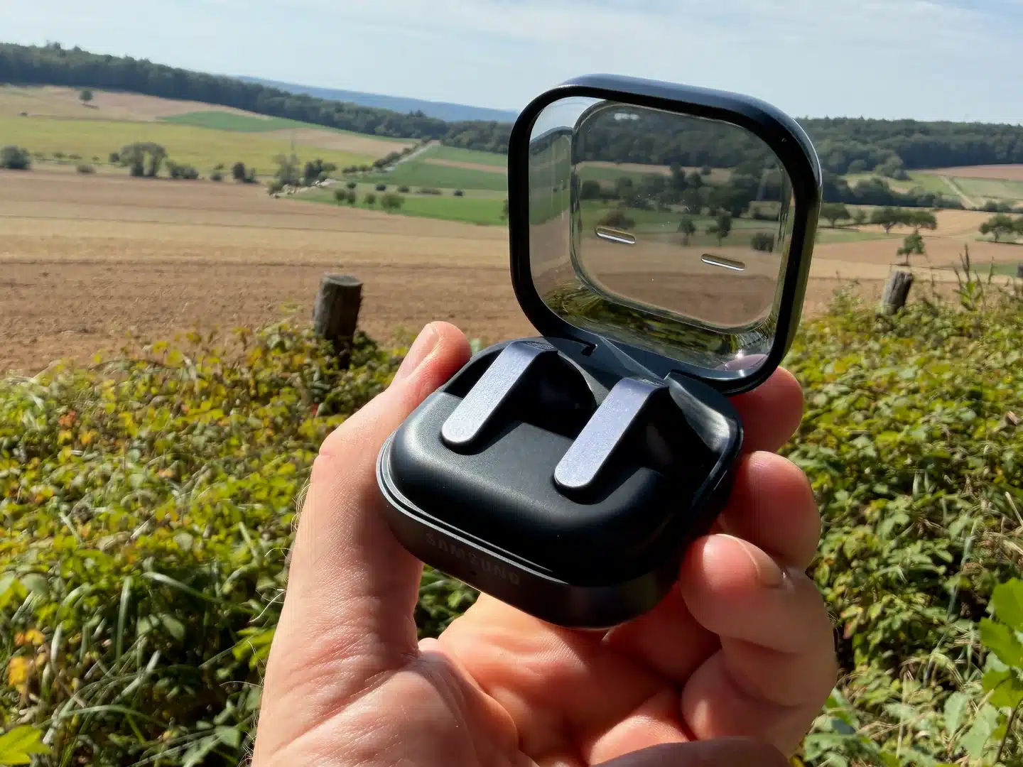 Galaxy Buds4 Pro im geöffneten transparenten Ladecase