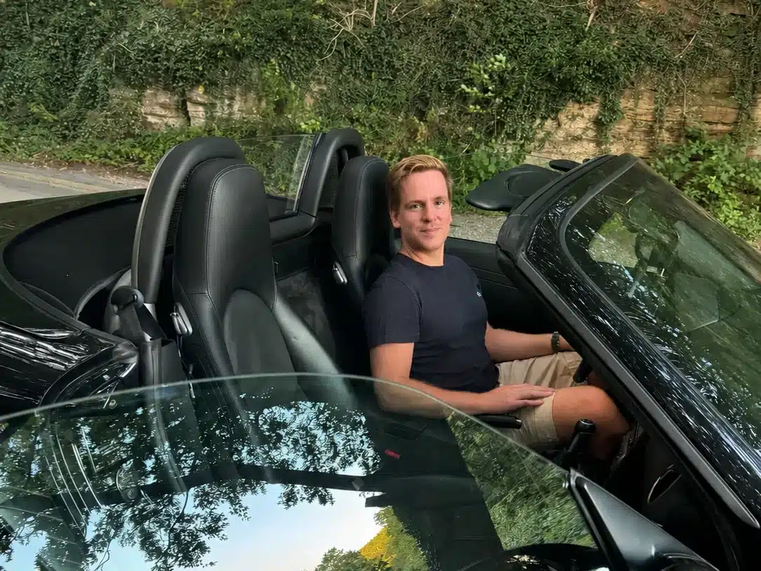 Sascha Tobias Tegtmeyer Sascha Tegtmeyer sitzt in einem schwarzen Cabriolet