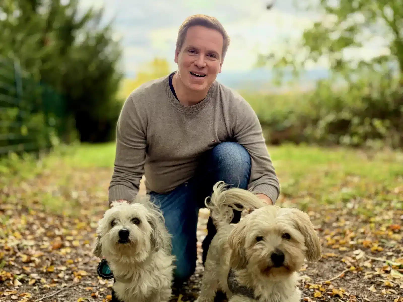 Sascha Tegtmeyer mit seinen beiden Hunden im Park