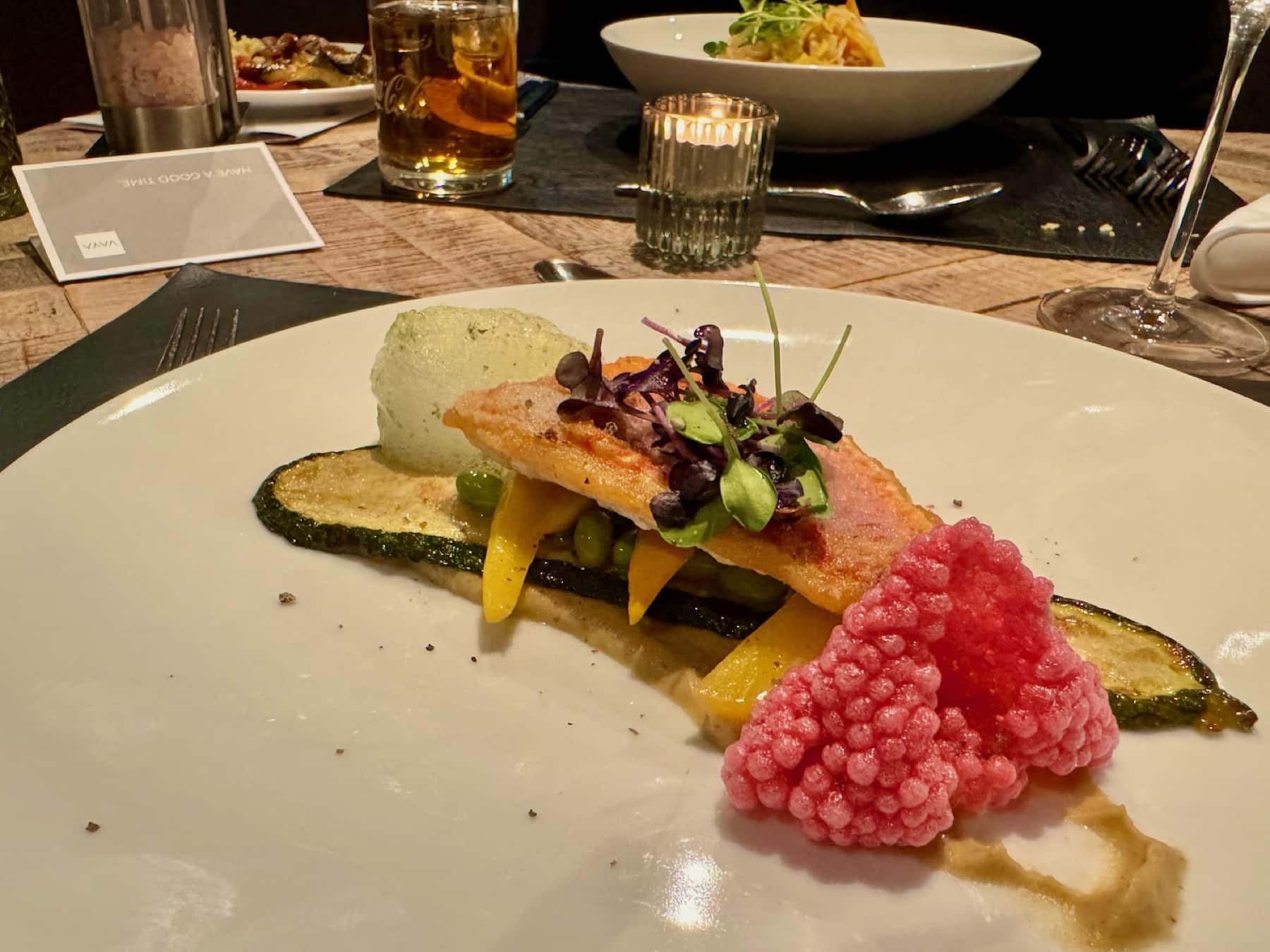 Angerichtetes Abendessen auf einem gedeckten Tisch im Hotel