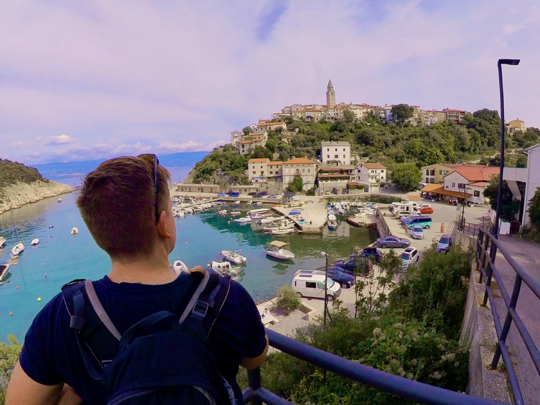Sascha Tegtmeyer blickt auf den Hafen und die Altstadt von Vrbnik auf Krk