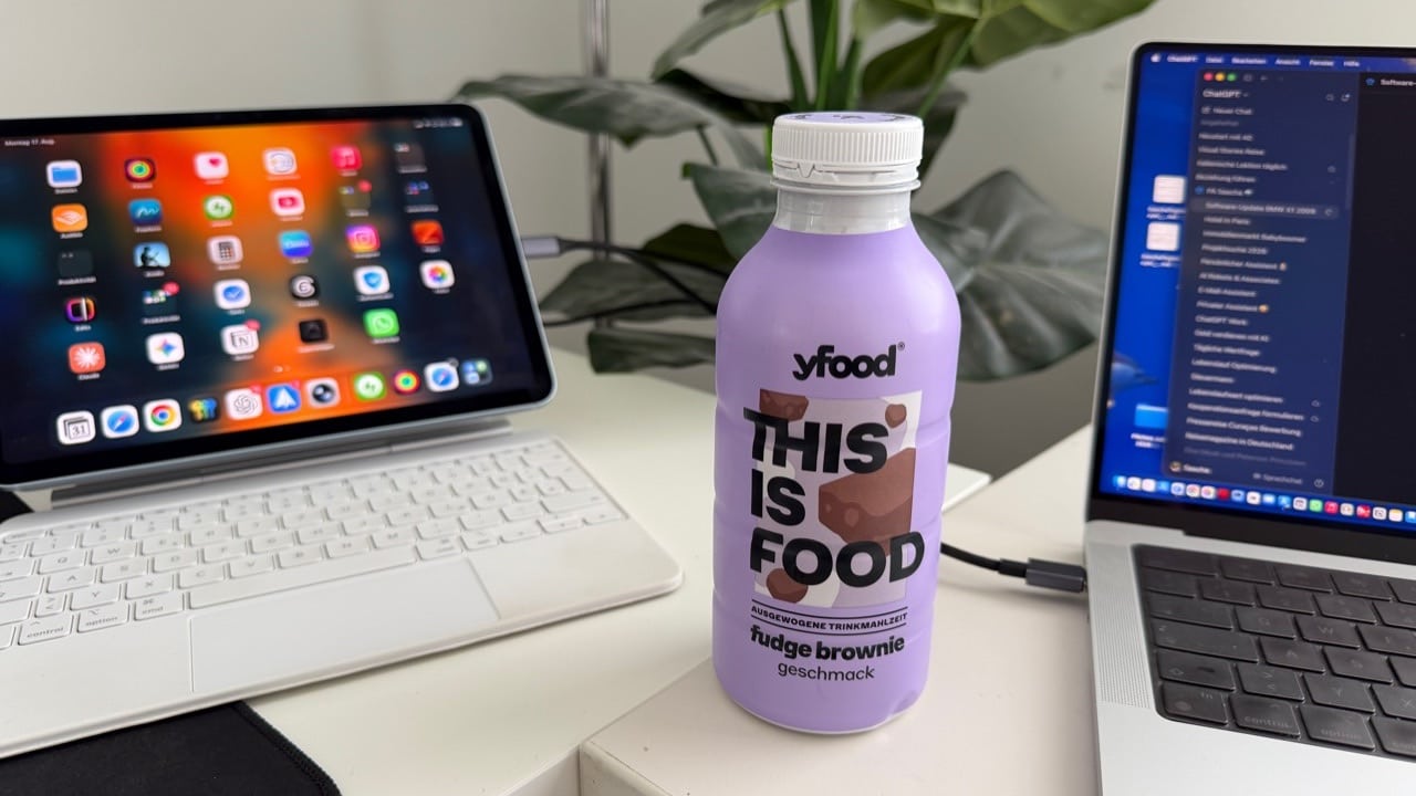 yfood Fudge Brownie Trinkmahlzeit auf Saschas Schreibtisch zwischen iPad und MacBook